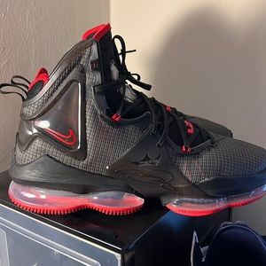Lebron 19 Bred